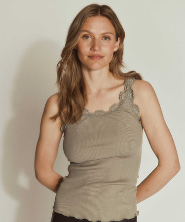 Babette - Top Regular W/Vintage Lace - 051 dried sage